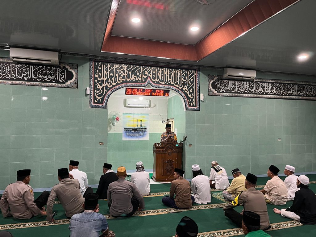 Kapolres Lampung Utara Ikuti Tarawih Berjamaah Dengan Masyarakat