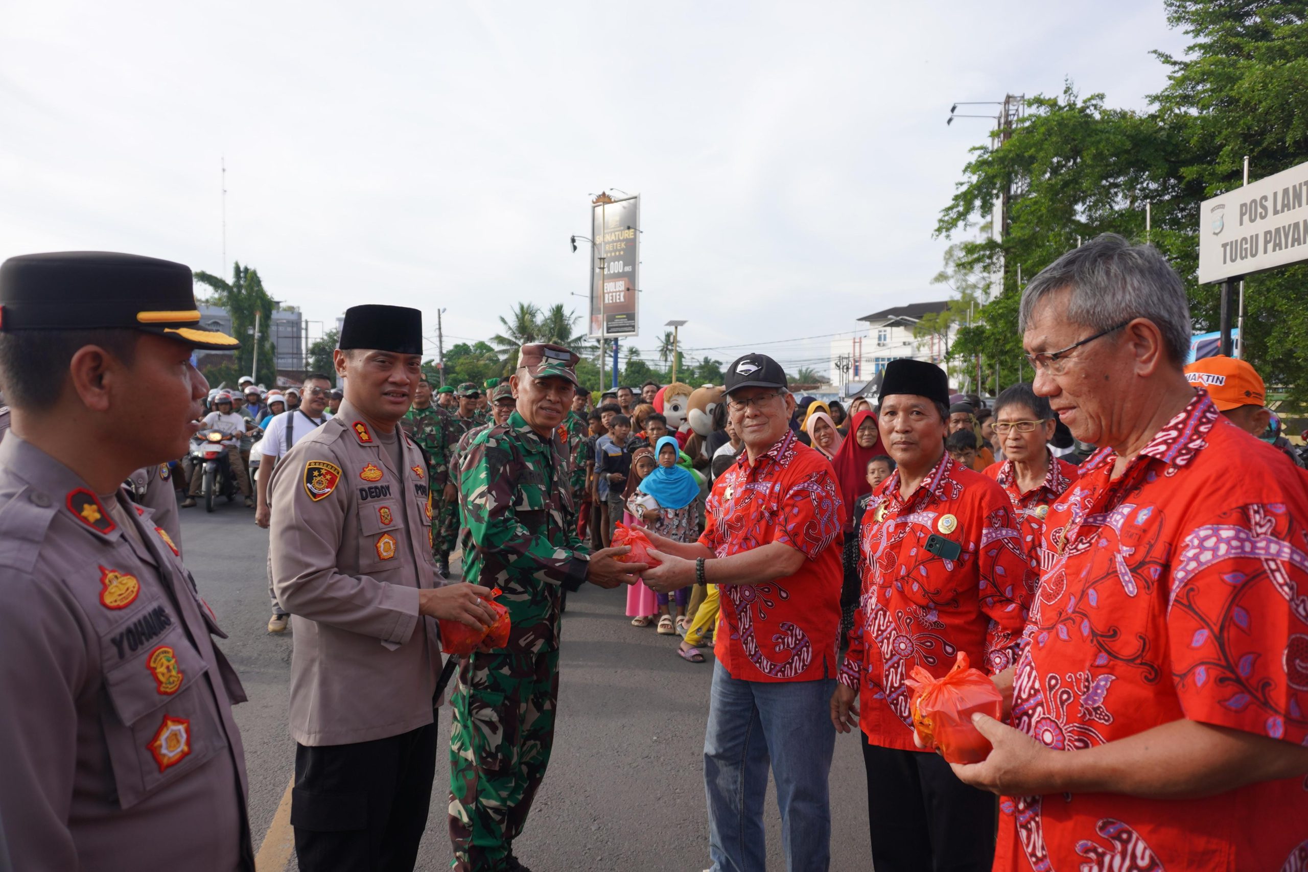 Bagikan Takjil Kepada Warga! Polres dan Kodim 0412 Bersama PSMTI 
