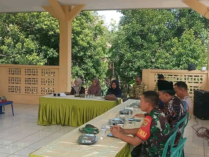 Rakor dihadiri oleh berbagai pihak terkait, termasuk Kepala Desa, Kapolsek, Danramil, jajaran UPTD, serta Kepala Sekolah. 