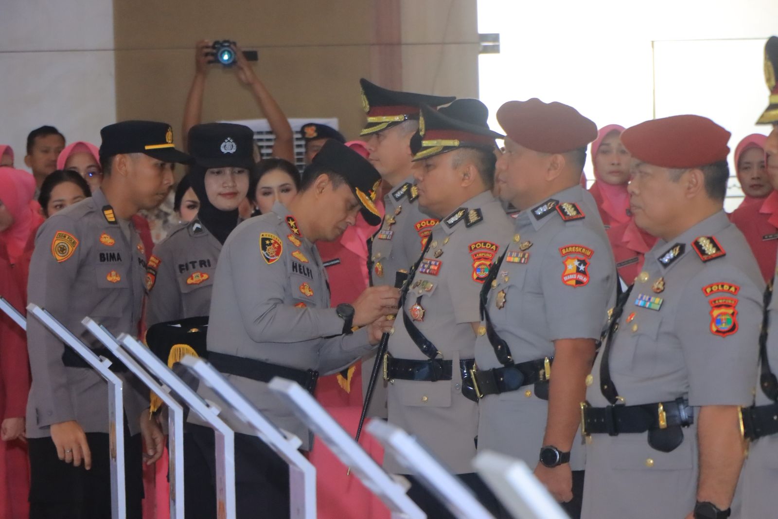 Upacara berlangsung tertib dan khidmat, menandai dimulainya tugas baru para pejabat dalam mengawal visi dan misi Polri di wilayah hukum Polda Lampung.