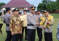 Foto: Kapolres Lampung Utara Berikan Hadiah Pemenang Lomba Satkamling
