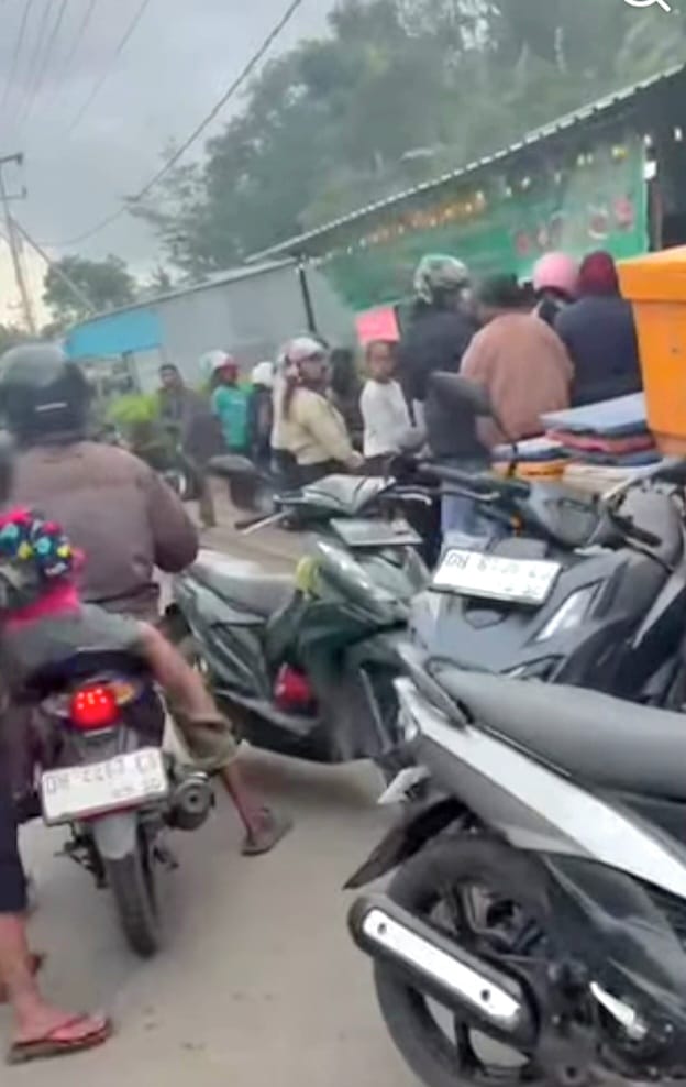 Oknum Anggota Polres TTS Diduga Jual Ikan di Badan Jalan, Pedagang Pasar Inpres Soe Ancam Ikut Berjualan di Jalan Jika Tak Ditertibkan