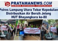 Foto: Polres Lampung Utara Tebar Kepedulian, Distribusikan Air Bersih Jelang HUT Bhayangkara ke-80