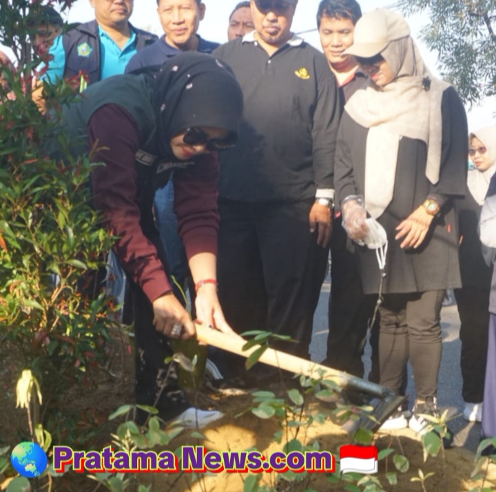 Wabup Sidoarjo Mimik Idayana Pimpin Penanaman 644 Pucuk Merah, Ingatkan PKL Jaga Kebersihan