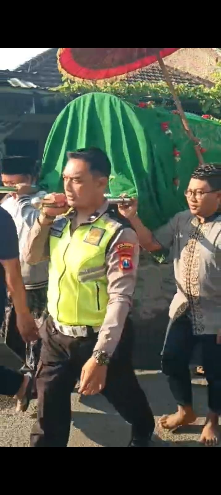 Bhabinkamtibmas Polsek Krian Takziah dan Antar Jenazah Warga