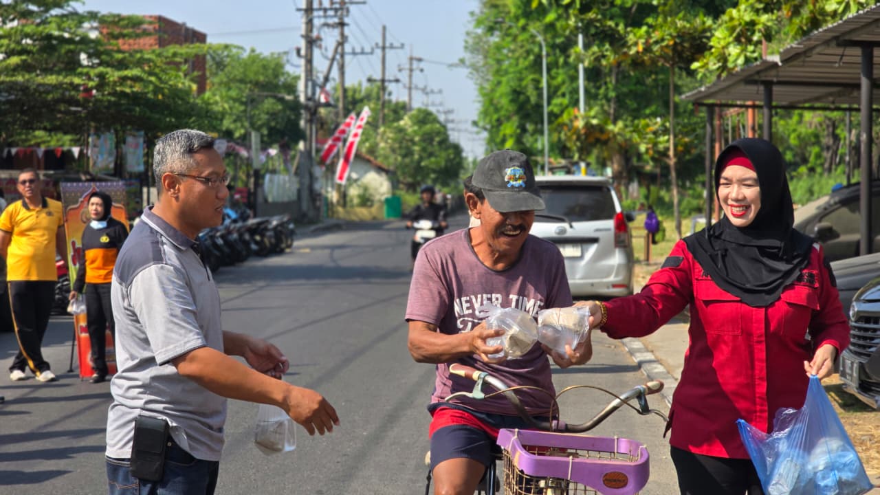 Polsek Waru Gelar Jumat Berkah, Bagikan Ratusan Paket Nasi dan Air Minum untuk Masyarakat