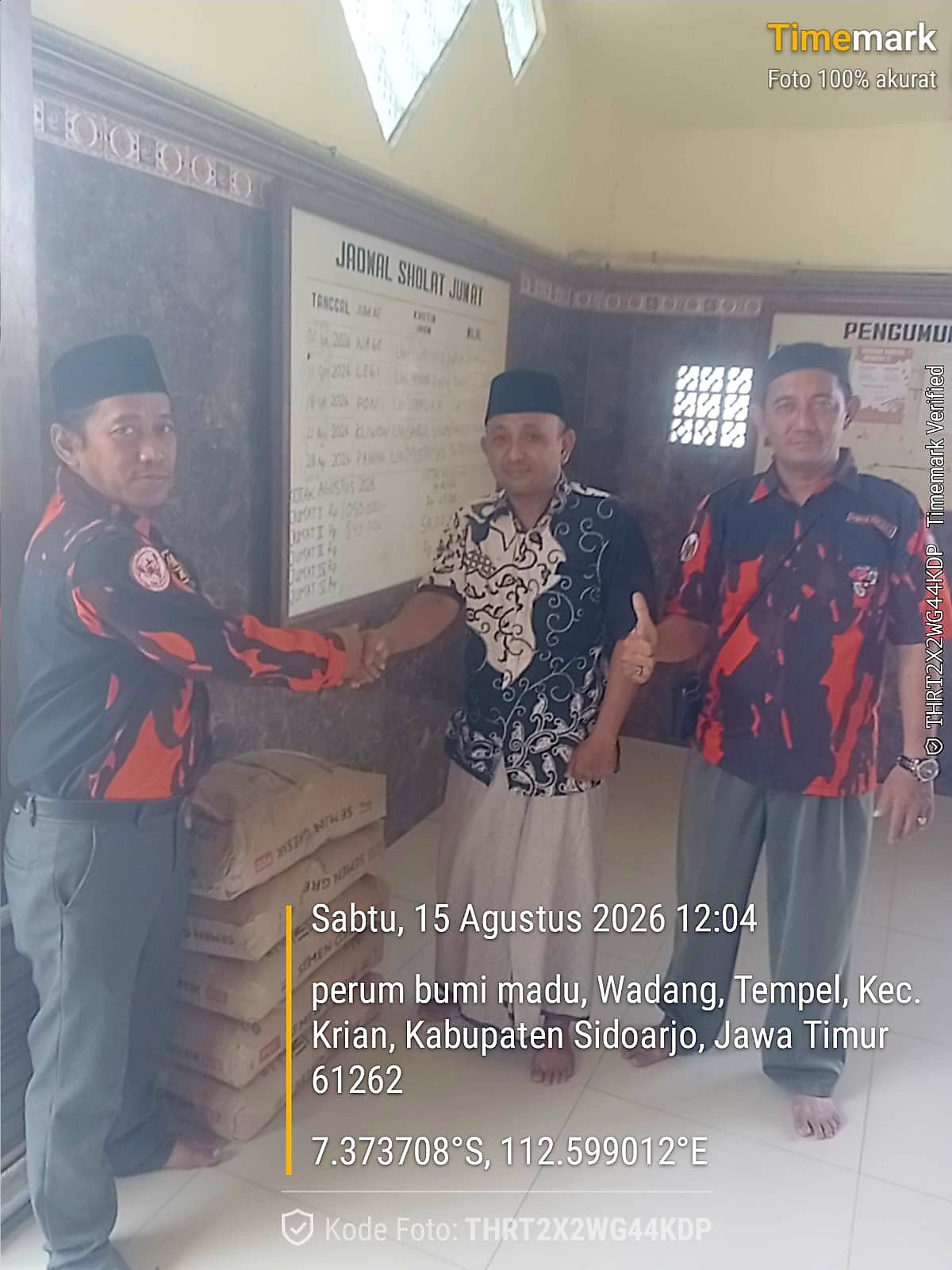 PAC Pemuda Pancasila Krian Donasikan 5 Sak Semen untuk Masjid Baitul Hidayah