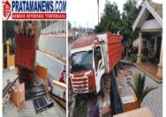 Breaking News! Truk Bermuatan Kayu Mundur Tak Terkendali, Pagar Rumah Warga Kota Agung Hancur
