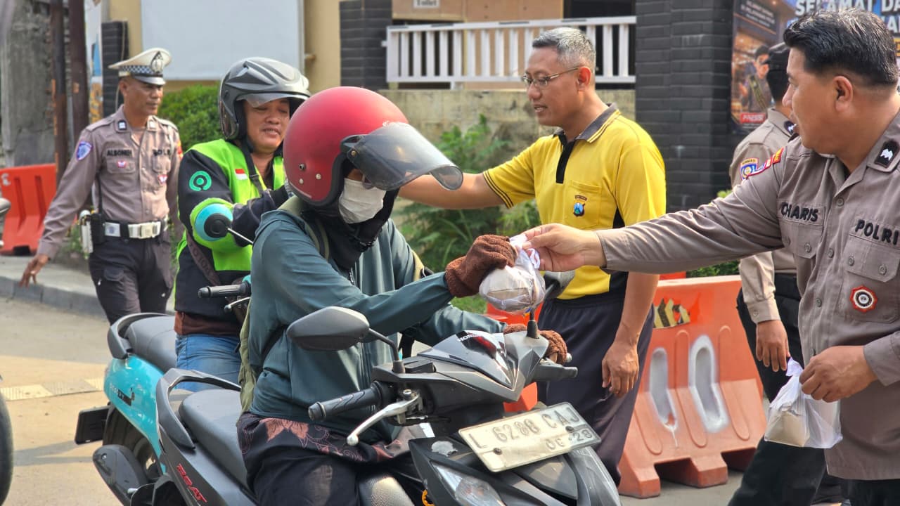 Jumat Berkah Polsek Waru Bagikan 100 Paket Makanan dan Minum untuk Masyarakat